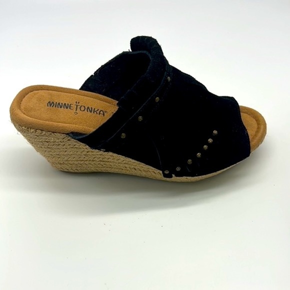 Minnetonka - Quinn Black Suede Fringe Gold Studded Peep Toe Wedge Size 7 - Picture 5 of 16